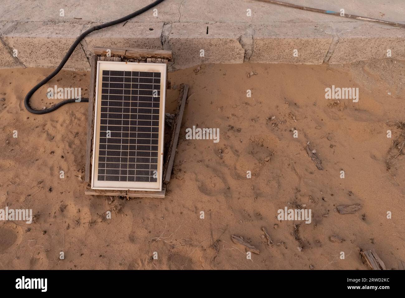 Petit panneau solaire dans le désert. Lumière du soleil génération d'énergie électrique Banque D'Images