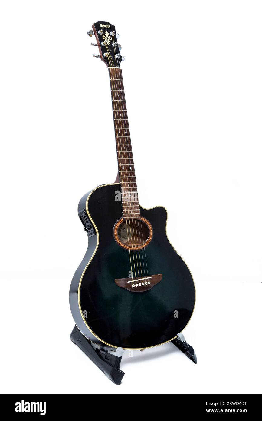 Yamaha APX4a, guitare électro acoustique à six cordes de la fin des années 1990 Banque D'Images