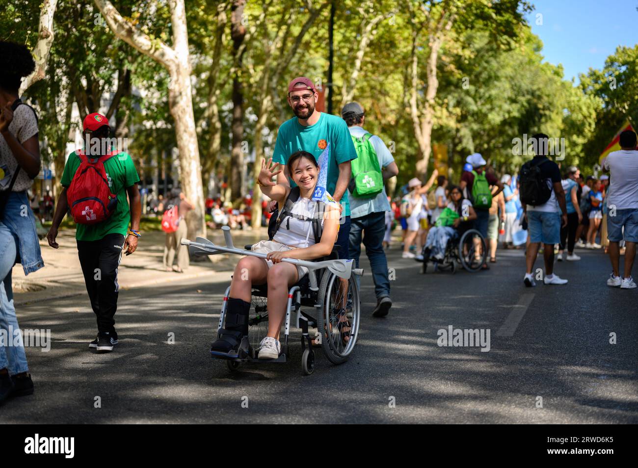 Une jeune fille en fauteuil roulant en route pour la Messe d’ouverture au Parque Eduardo VII le premier jour des Journées mondiales de la Jeunesse 2023 à Lisbonne, Portugal. Banque D'Images
