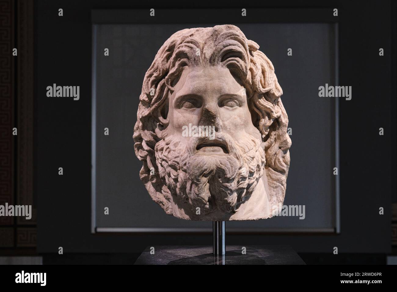 Istanbul, Turquie - septembre 16 2023 : statue de marbre de la tête de Zeus dans les musées archéologiques d'Istanbul. Dates du 3e au 2e siècles avant notre ère trouvées à Troie Banque D'Images