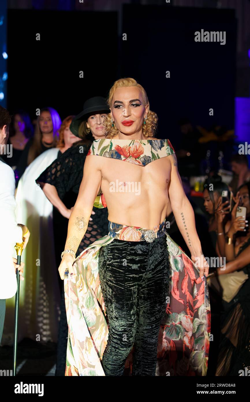 Elton Ilirjani marche au défilé de la Fashion week SS24 à Londres, Angleterre, le 15 septembre 2023 (photo de David Warren /Sipa? USA) crédit : SIPA USA/Alamy Live News Banque D'Images