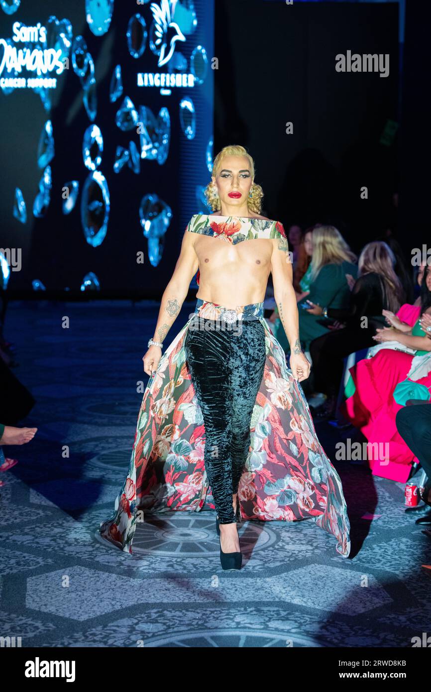 Elton Ilirjani marche au défilé de la Fashion week SS24 à Londres, Angleterre, le 15 septembre 2023 (photo de David Warren /Sipa? USA) crédit : SIPA USA/Alamy Live News Banque D'Images