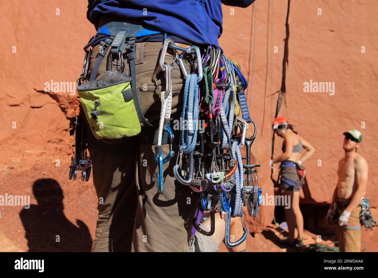 Les grimpeurs se préparent pour leur première escalade de pitch crack dans le parc national du sud de l'Utah, Canyon Lands. Banque D'Images