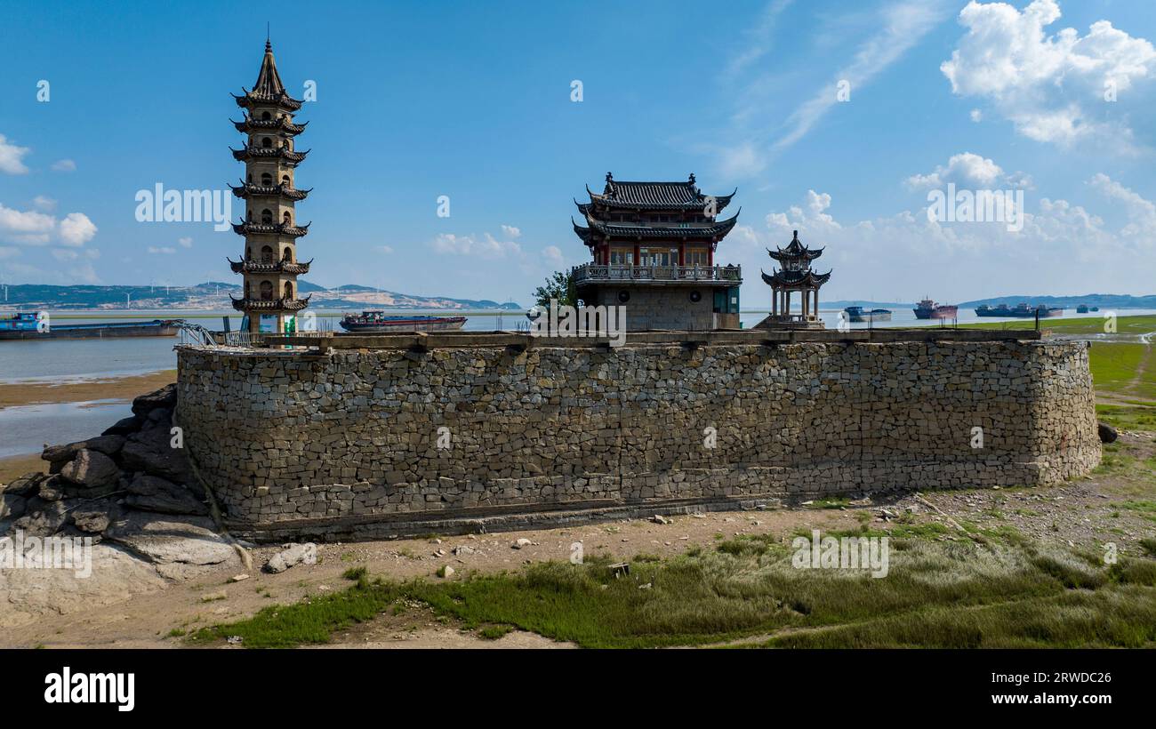 LUSHAN, CHINE - 18 SEPTEMBRE 2023 - la jetée Luoxing de Millennium Stone Island émerge du fond du lac Poyang comme niveau d'eau dans Poyang L. Banque D'Images