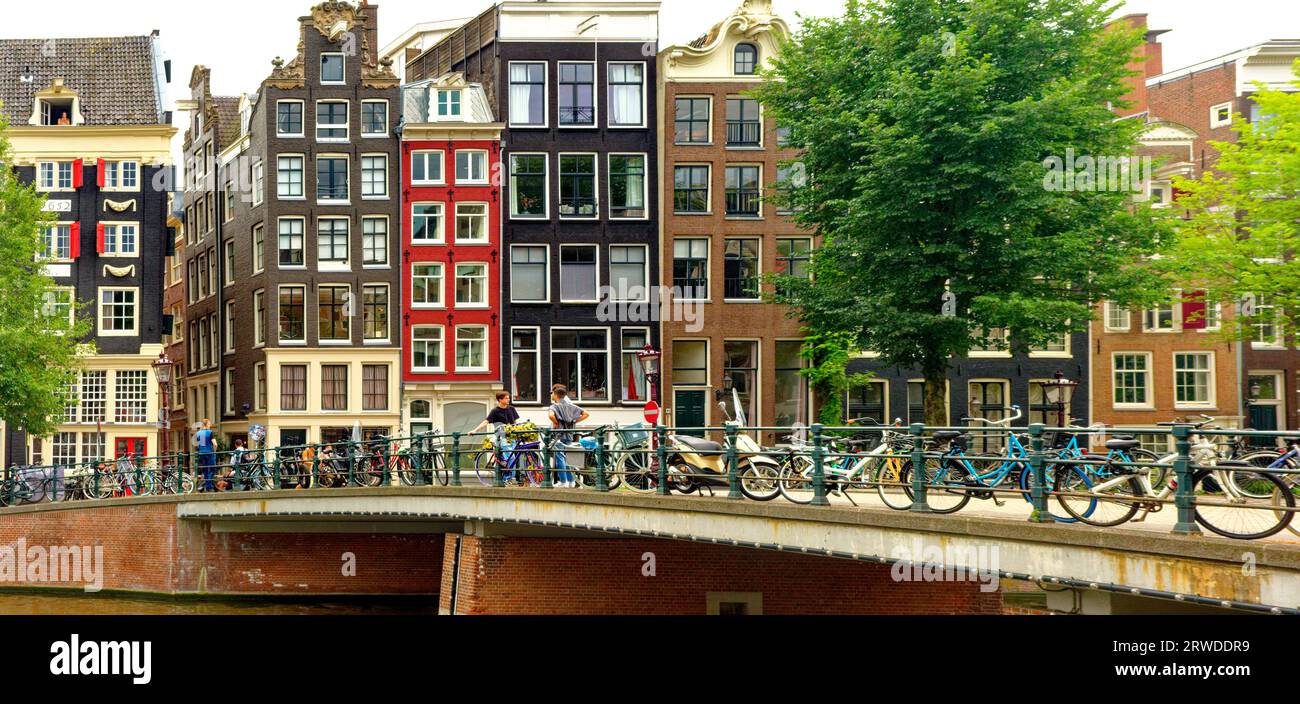 AMSTERDAM, PAYS-BAS - 24 août 2023 : Amsterdam est la capitale des pays-Bas, connue pour son patrimoine artistique, son système de canaux élaboré et son Hou étroit Banque D'Images