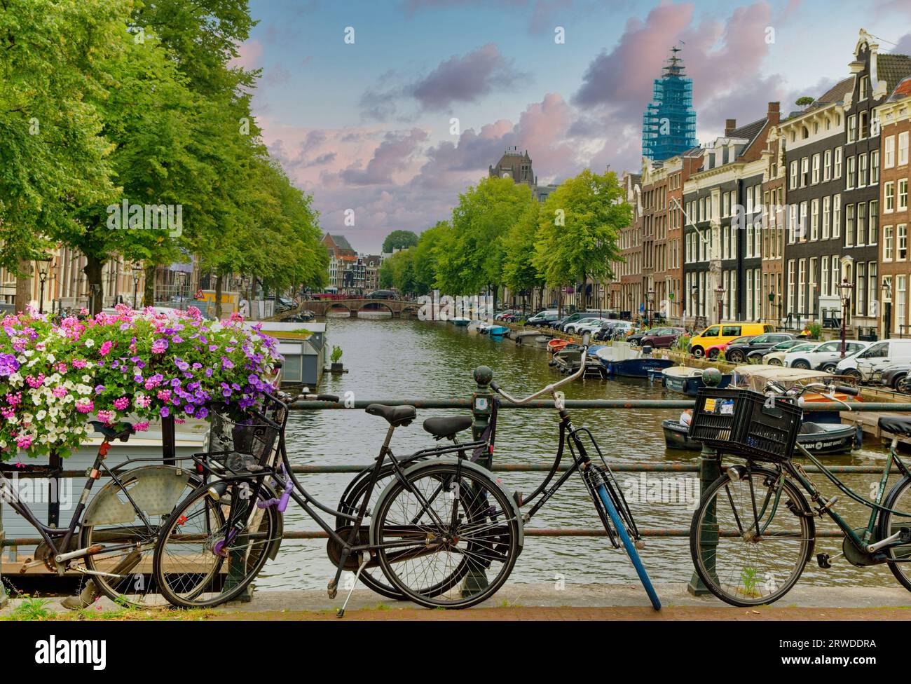 AMSTERDAM, PAYS-BAS - 24 août 2023 : Amsterdam est la capitale des pays-Bas, connue pour son patrimoine artistique, son système de canaux élaboré et son Hou étroit Banque D'Images