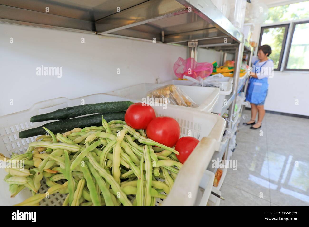 COMTÉ de LUANNAN, Chine - 8 juillet 2021 : le personnel de la cantine trie les légumes dans la salle de stockage en Chine rurale Banque D'Images