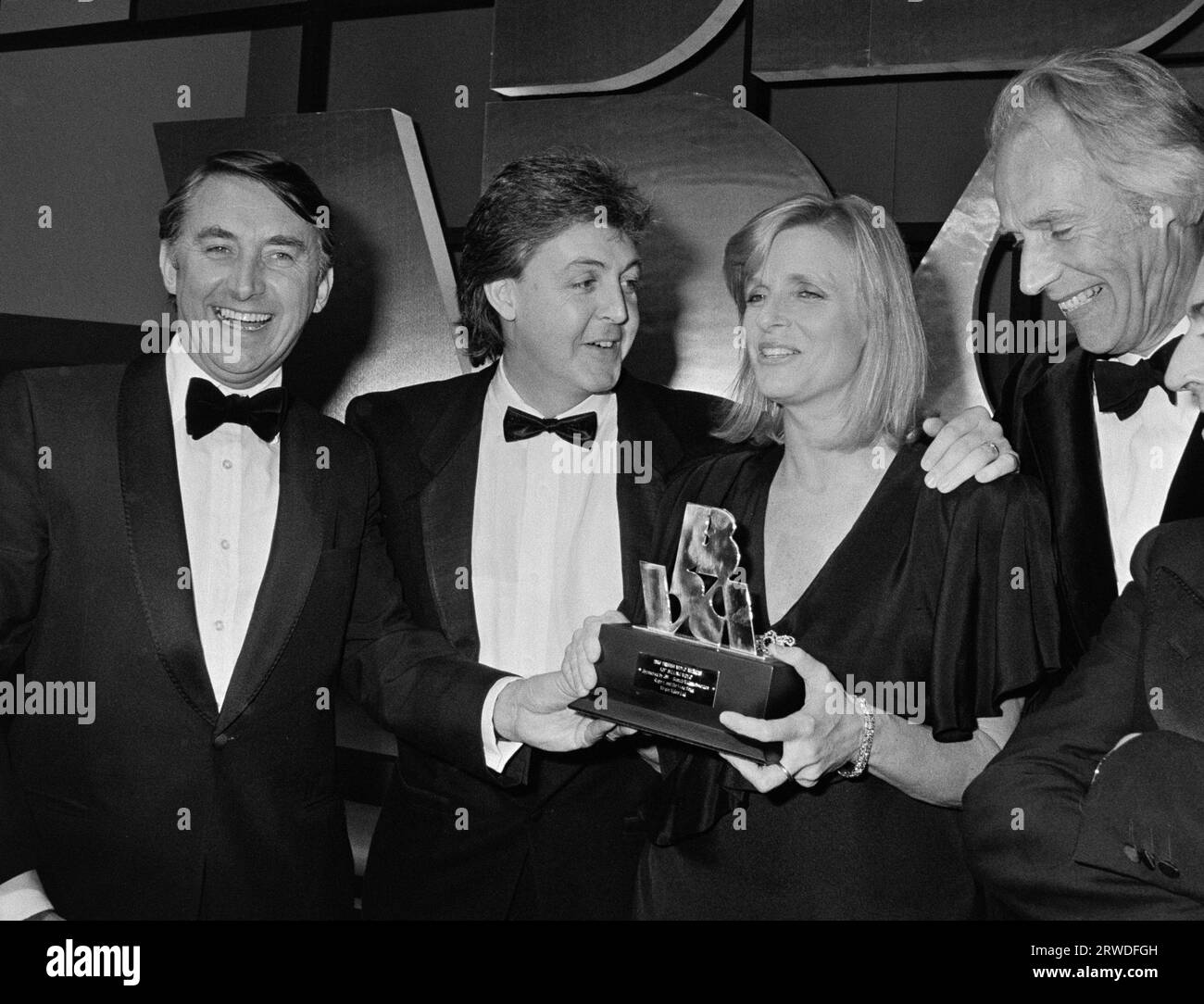 LONDRES, ROYAUME-UNI. 16 octobre 1986 : David Steel MP, Paul McCartney, Linda McCartney et George Martin aux British Video Awards à Londres. Photo © Paul Smith/Featureflash Banque D'Images