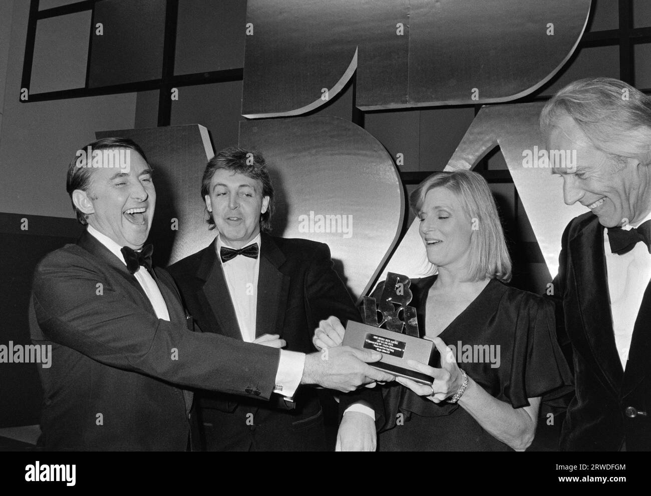 LONDRES, ROYAUME-UNI. 16 octobre 1986 : David Steel MP, Paul McCartney, Linda McCartney et George Martin aux British Video Awards à Londres. Photo © Paul Smith/Featureflash Banque D'Images