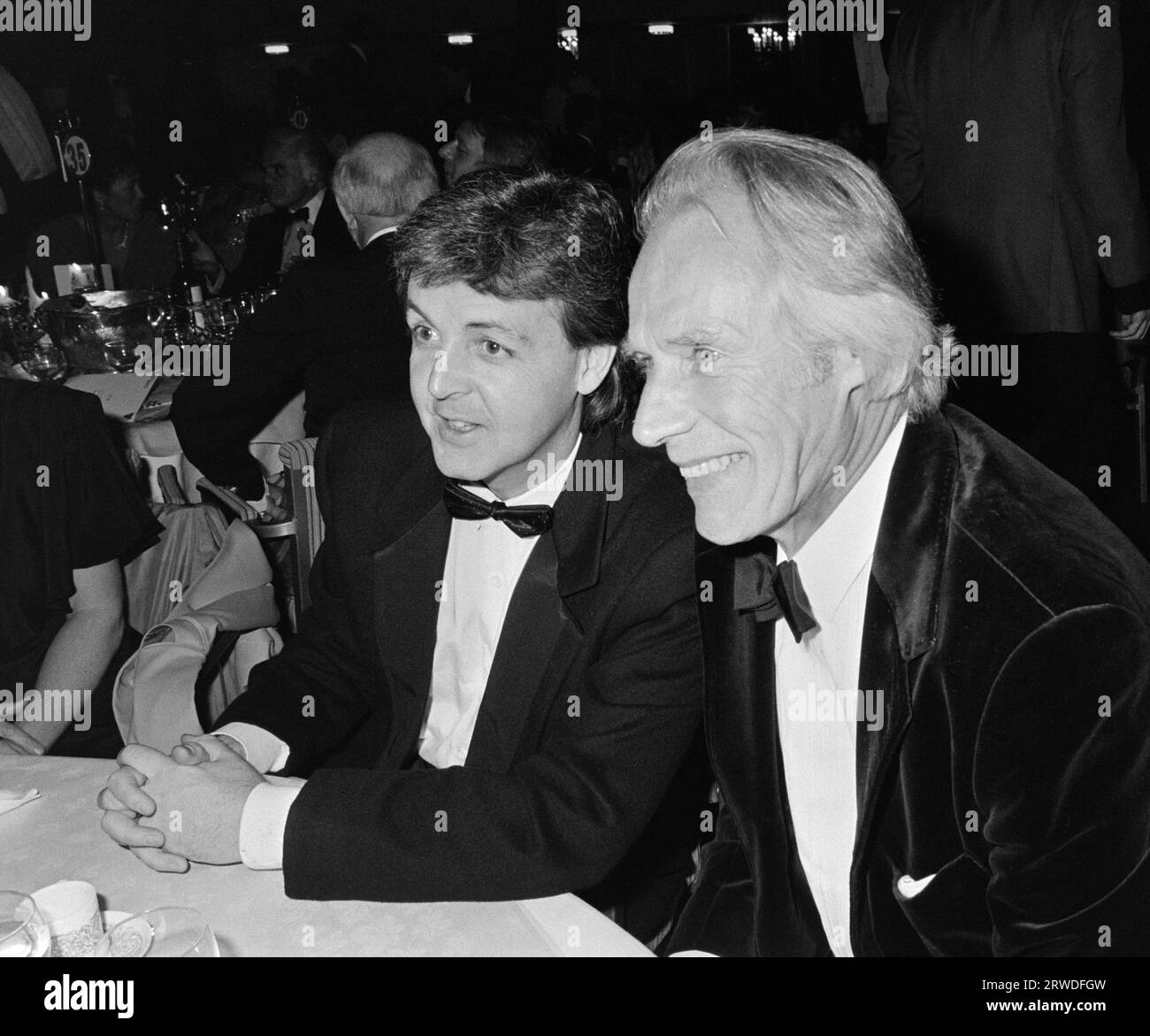LONDRES, ROYAUME-UNI. 16 octobre 1986 : Paul McCartney et George Martin aux British Video Awards à Londres. Photo © Paul Smith/Featureflash Banque D'Images
