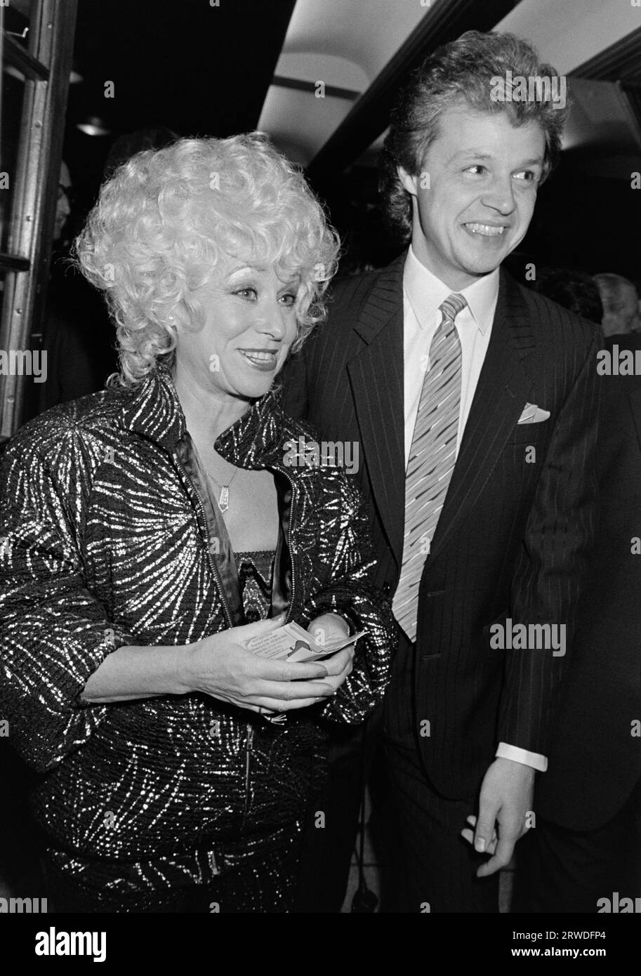 LONDRES, ROYAUME-UNI. 6 novembre 1986 : l’actrice Barbara Windsor et Stephen Hollings lors de la première soirée de « Allo Allo » au Prince of Wales Theatre de Londres. Photo © Paul Smith/Featureflash Banque D'Images