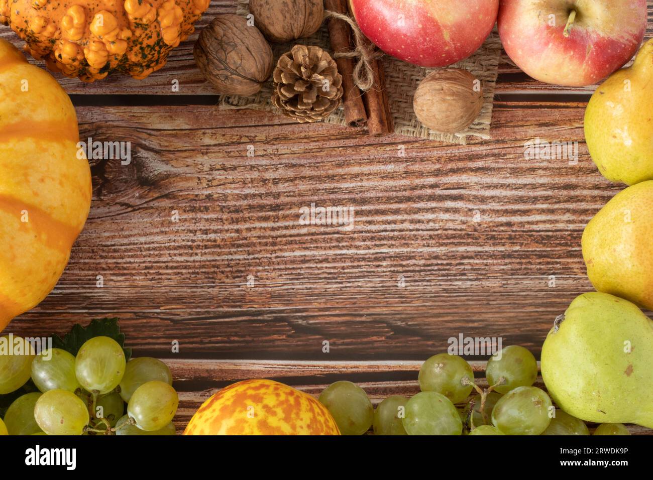 Fond d'automne avec citrouille, pommes, raisins et divers fruits d'automne sur la table en bois. Espace de copie. Vue de dessus. Banque D'Images