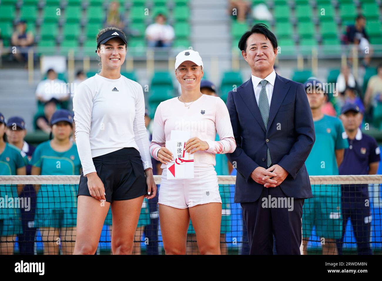 Osaka, Japon. 16 septembre 2023. (G-D) Anna Kalinskaya (RUS), Yulia Putintseva (KAZ) tennis : cérémonie de victoire en double au Centre de tennis ITC Utsubo lors des Championnats du Japon Open de tennis Kinoshita Group 2023 à Osaka, Japon . Crédit : SportsPressJP/AFLO/Alamy Live News Banque D'Images