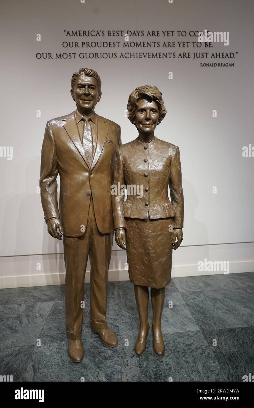 Statue de Ronald et Nancy Reagan à la bibliothèque présidentielle Ronald Reagan dans la vallée de Simi, en Californie Banque D'Images