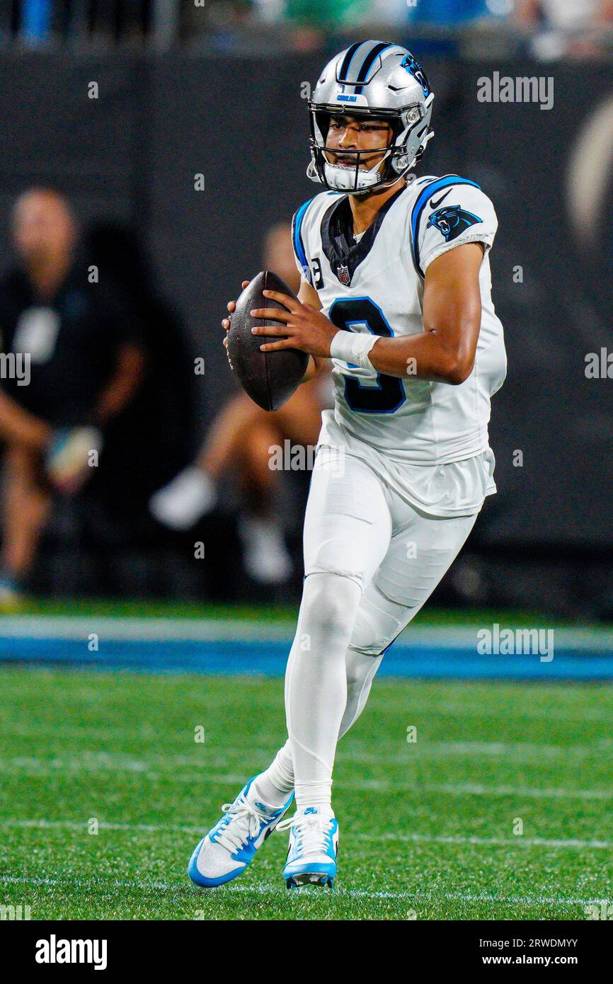 Carolina Panthers quarterback Bryce Young plays against the New Orleans Saints during the first half of an NFL football game Monday, Sept. 18, 2023, in Charlotte, N.C. (AP Photo/Jacob Kupferman) Banque D'Images