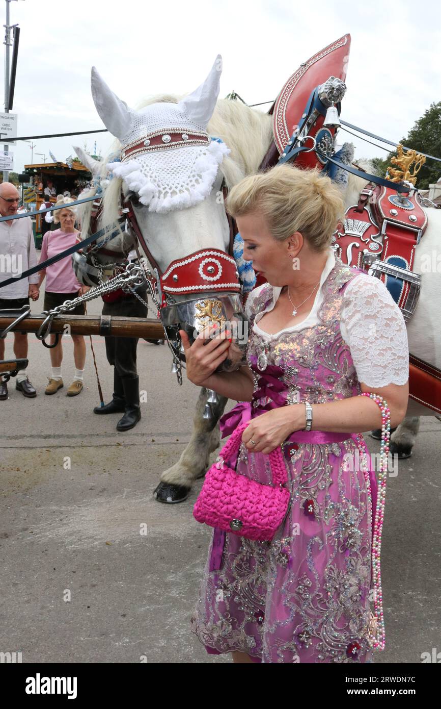 MUNICH, Allemagne, 18. Septembre 2023 : Eva Habermann, MESDAMES WIESN/DAMEN WIESN 2023 - les femmes de pouvoir, les femmes d'affaires et les femmes sociales sont invitées à l'invitation Regine SIXT pendant le festival de la bière à Munich, Schuetzenfestzelt, Schuetzenfestmarquee. L'Oktoberfest Muenchen 188, nommé aussi WIESN, le lundi 18. Septembre à Munich. L'événement traditionnel se termine le 3 octobre L'Oktoberfest est le plus grand festival folklorique du monde et attire environ six millions de visiteurs chaque année. Chaque année, il continue de battre de nouveaux records. image et copyright. @ Arthur Thill /ATP images (THILL Arthur/ATP / Banque D'Images