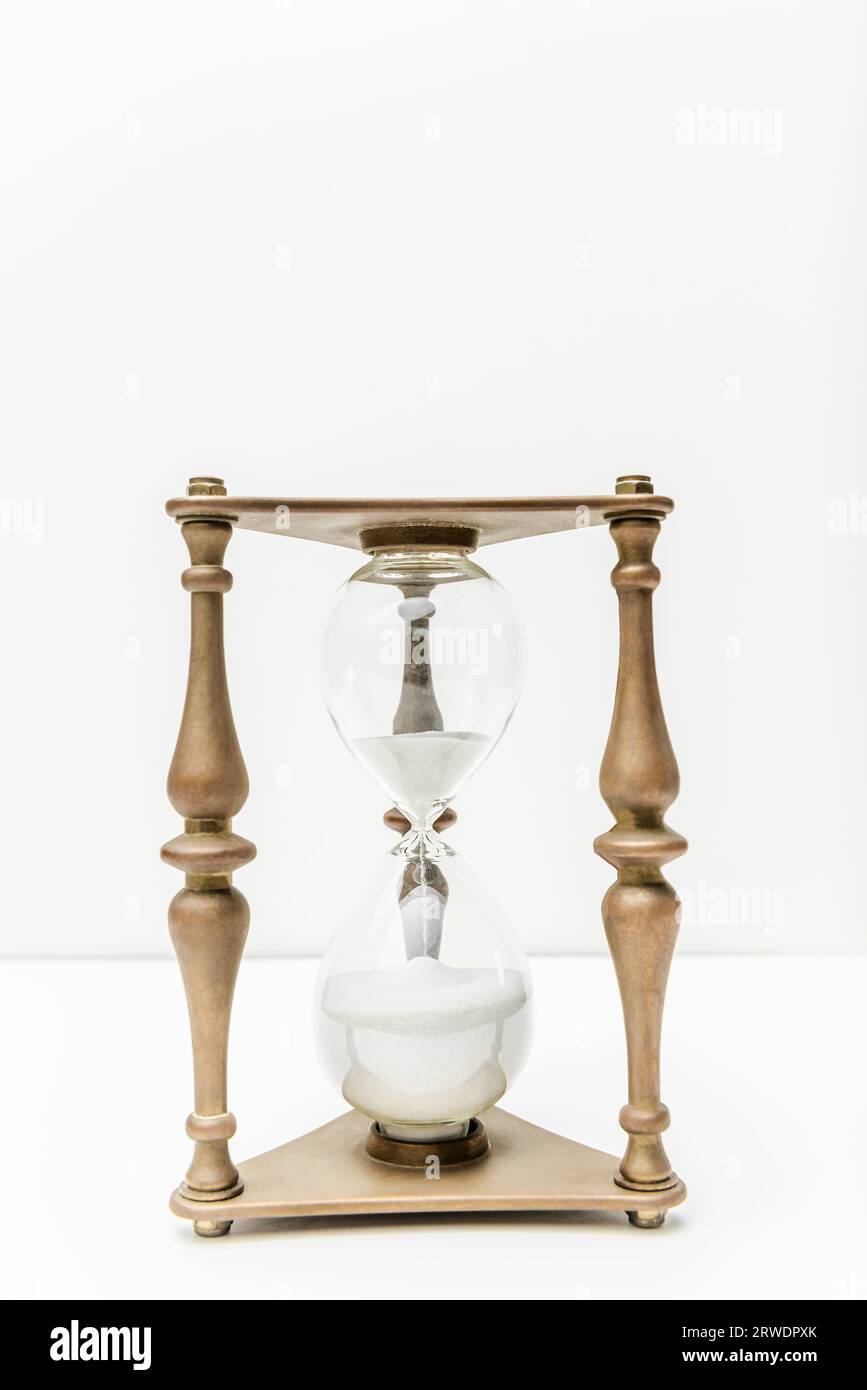 Sablier verre de sable timer minuteur dispositif historique vieux fond blanc nettoyer l'espace vide Banque D'Images