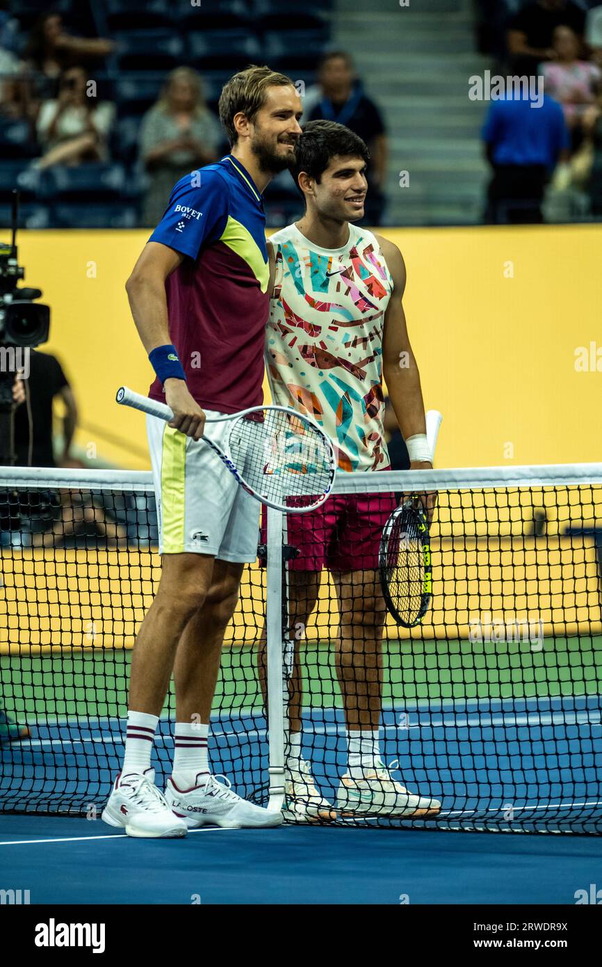 Carlos Alcaraz (ESP) et Daniil Medvedev (RUS) concourent aux demi-finales de l'US Open de tennis 2023 Banque D'Images