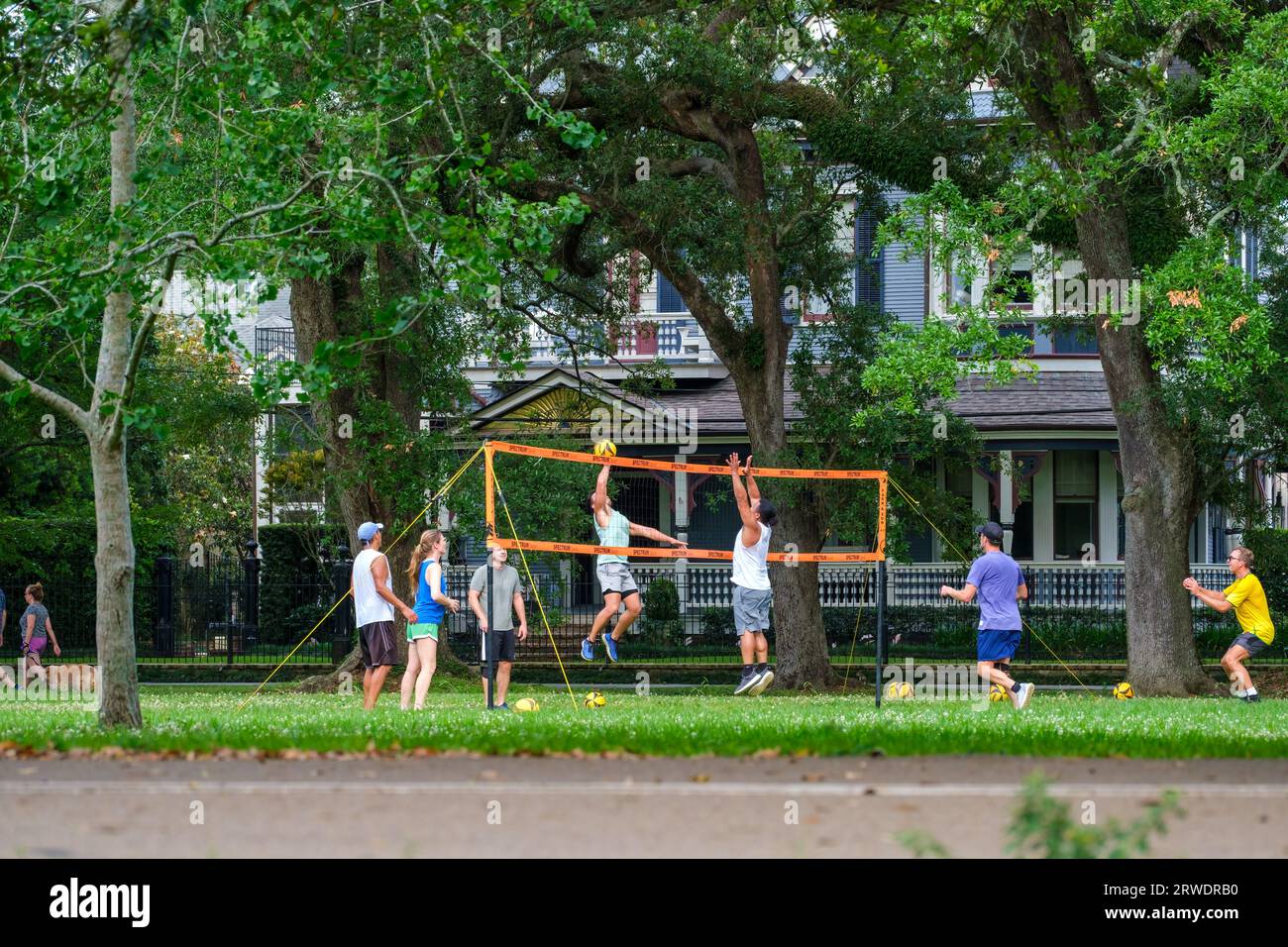 LA NOUVELLE-ORLÉANS, LA, États-Unis - 11 MAI 2023 : des gens jouent au volley-ball devant une maison historique de style Queen Anne à Audubon Park Banque D'Images