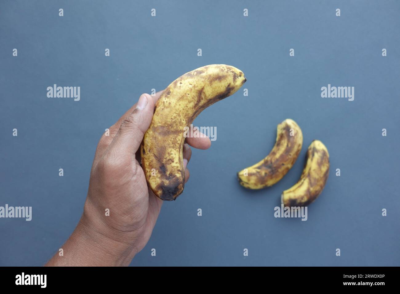 comparer une banane pourrie avec une banane mûre sur fond blanc Banque D'Images