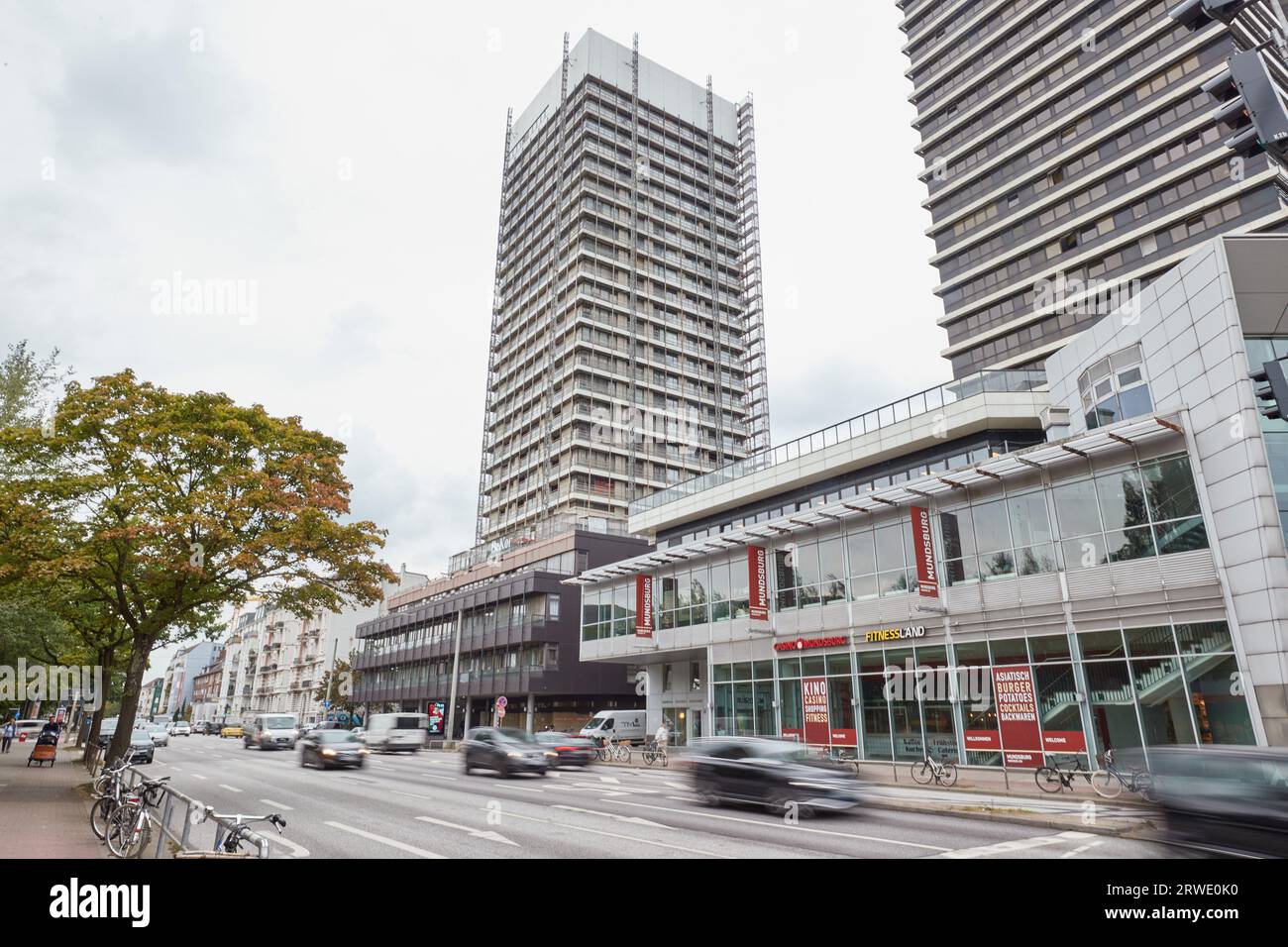Hambourg, Allemagne. 18 septembre 2023. Vue sur deux tours Mundsburg. Depuis environ un an, la ville accueille des réfugiés ukrainiens et des personnes d'autres pays qui ont fui l'Ukraine à cause de la guerre dans l'une des gratte-ciel. Crédit : Georg Wendt/dpa/Alamy Live News Banque D'Images