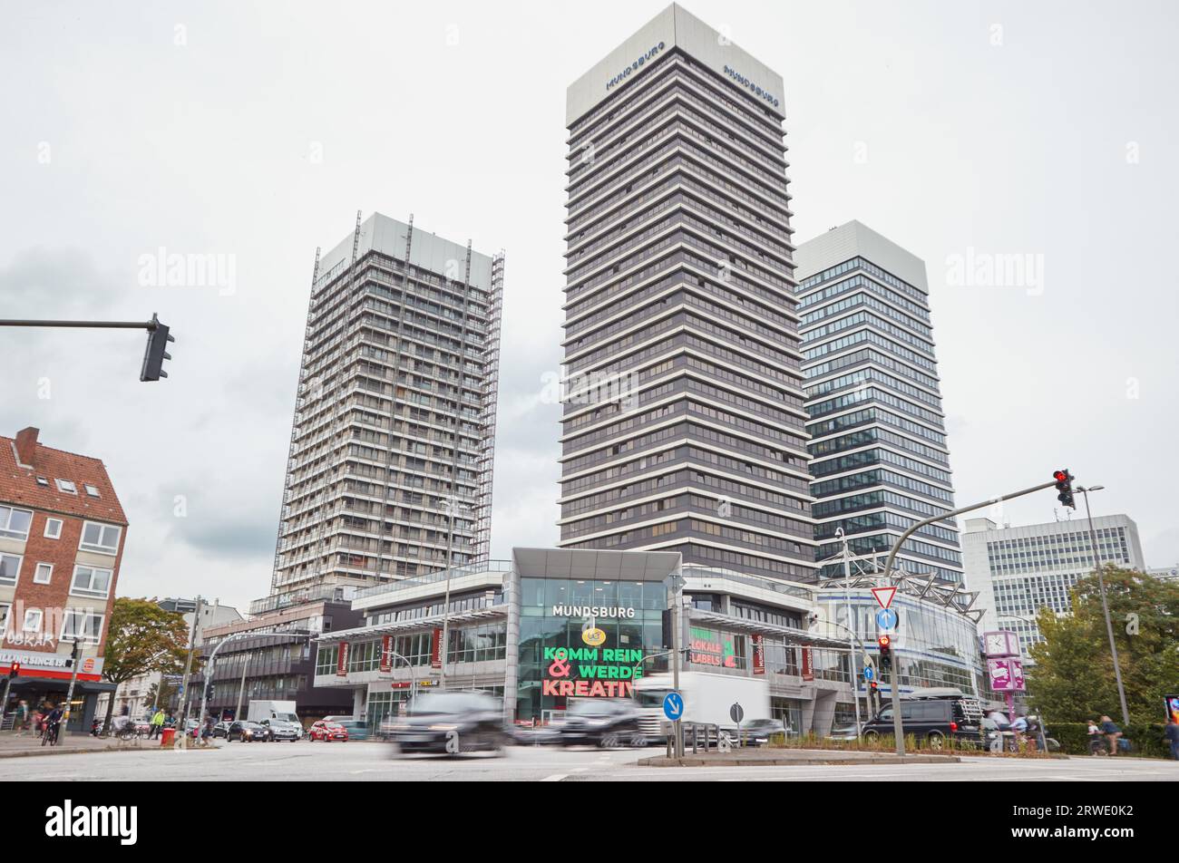 Hambourg, Allemagne. 18 septembre 2023. Vue sur les tours Mundsburg. Depuis environ un an, la ville accueille des réfugiés ukrainiens et des personnes d'autres pays qui ont fui l'Ukraine à cause de la guerre dans l'une des gratte-ciel. (À 'réfugiés dans la tour de Mundsburg - les déchets et le bruit dérangent les locataires') crédit : Georg Wendt/dpa/Alamy Live News Banque D'Images