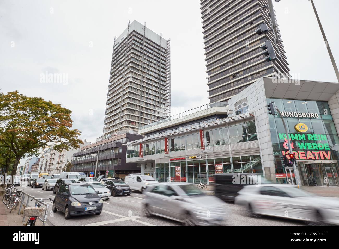 Hambourg, Allemagne. 18 septembre 2023. Vue sur deux tours de Mundsburg. Depuis environ un an, la ville accueille des réfugiés ukrainiens et des personnes d'autres pays qui ont fui l'Ukraine à cause de la guerre dans l'une des gratte-ciel. Crédit : Georg Wendt/dpa/Alamy Live News Banque D'Images