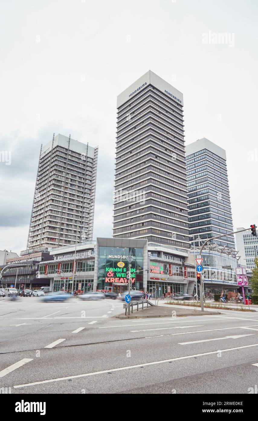 Hambourg, Allemagne. 18 septembre 2023. Vue sur les tours Mundsburg. Depuis environ un an, la ville accueille des réfugiés ukrainiens et des personnes d'autres pays qui ont fui l'Ukraine à cause de la guerre dans l'une des gratte-ciel. (À 'réfugiés dans la tour de Mundsburg - les déchets et le bruit dérangent les locataires') crédit : Georg Wendt/dpa/Alamy Live News Banque D'Images