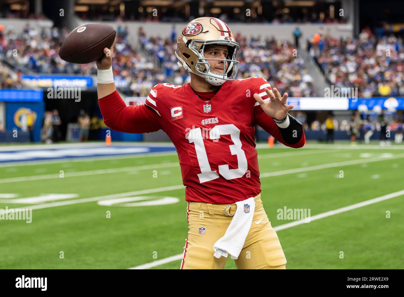 Le quarterback des 49ers de San Francisco Brock Purdy (13 ans) s'échauffe lors d'un match de la NFL contre les Rams de Los Angeles, dimanche 17 septembre 2023, au SOFI Stadium, Banque D'Images