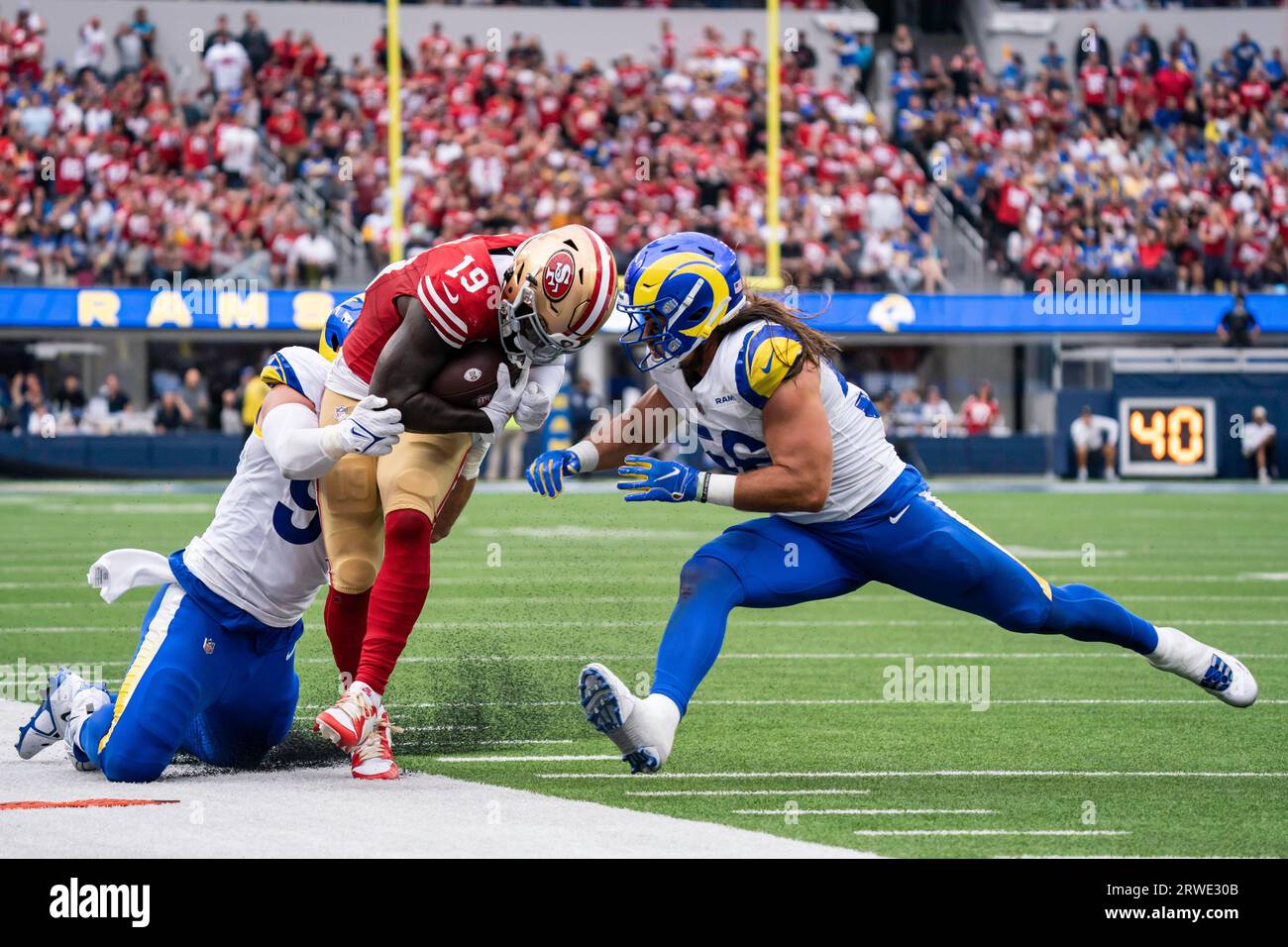 Le Wide Receiver des 49ers de San Francisco Deebo Samuel (19) est sorti des limites par le linebacker des Rams de Los Angeles Michael Hoecht (97) et le linebacker Christian Banque D'Images