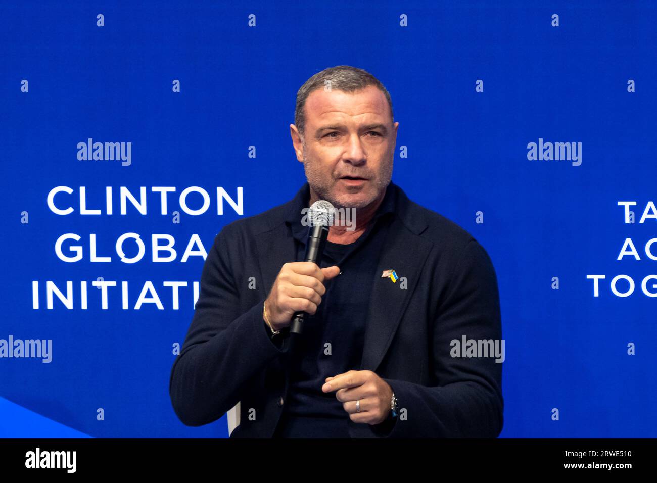 New York, États-Unis. 18 septembre 2023. Liev Schreiber prend la parole lors de la réunion Clinton Global Initiative (CGI) au Hilton Midtown à New York. La réunion de CGI de 2023 portera sur les façons de contribuer à la lutte contre les changements climatiques, les problèmes de santé, la violence fondée sur le sexe, la guerre en Ukraine et d’autres enjeux. Cet événement de deux jours accueille des leaders de la politique, des affaires et de la philanthropie pour travailler sur des solutions potentielles aux problèmes mondiaux. (Photo Ron Adar/SOPA Images/Sipa USA) crédit : SIPA USA/Alamy Live News Banque D'Images