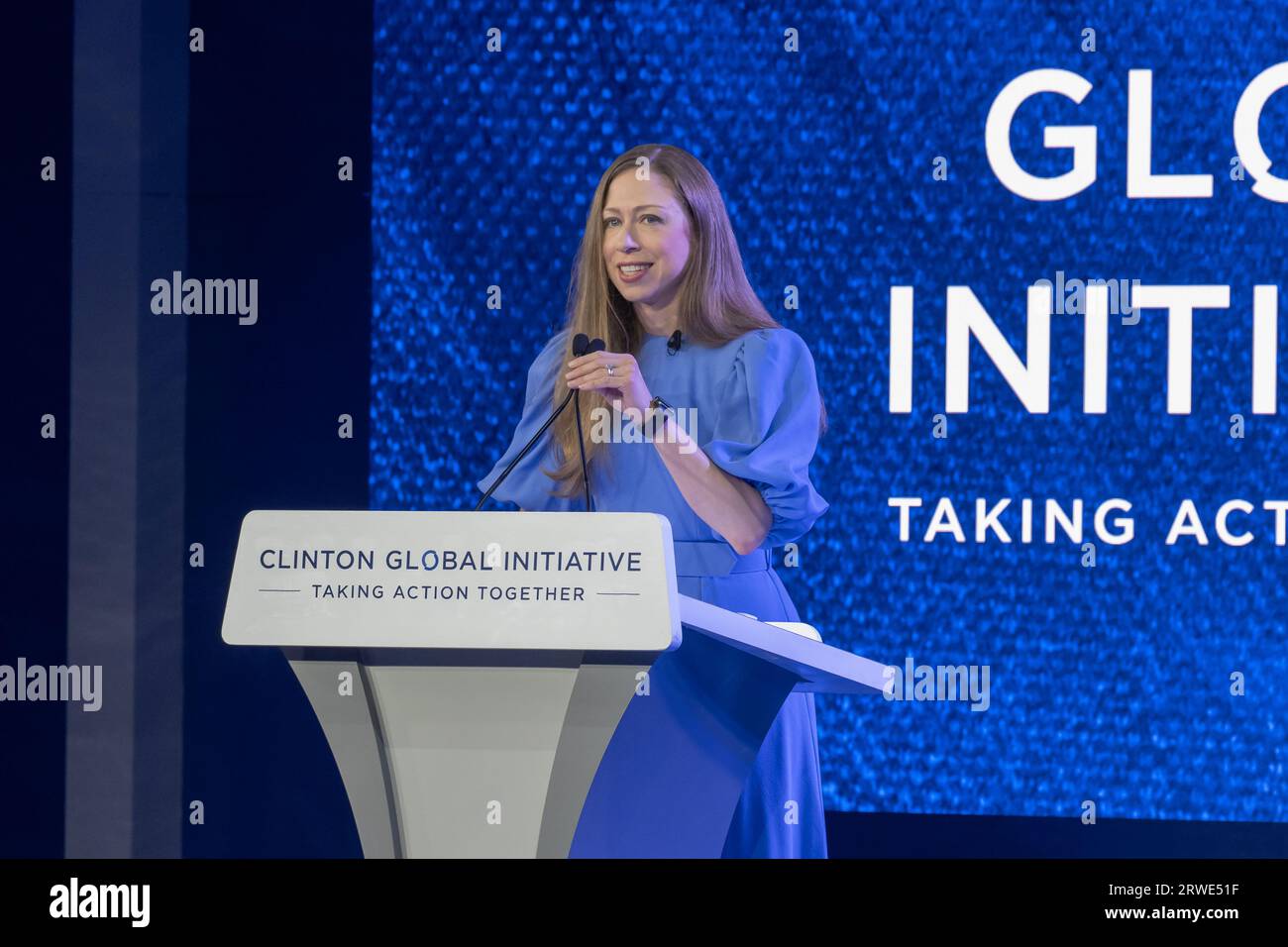 New York, États-Unis. 18 septembre 2023. Chelsea Clinton prend la parole lors de la réunion Clinton Global Initiative (CGI) au Hilton Midtown à New York. La réunion de CGI de 2023 portera sur les façons de contribuer à la lutte contre les changements climatiques, les problèmes de santé, la violence fondée sur le sexe, la guerre en Ukraine et d’autres enjeux. Cet événement de deux jours accueille des leaders de la politique, des affaires et de la philanthropie pour travailler sur des solutions potentielles aux problèmes mondiaux. Crédit : SOPA Images Limited/Alamy Live News Banque D'Images