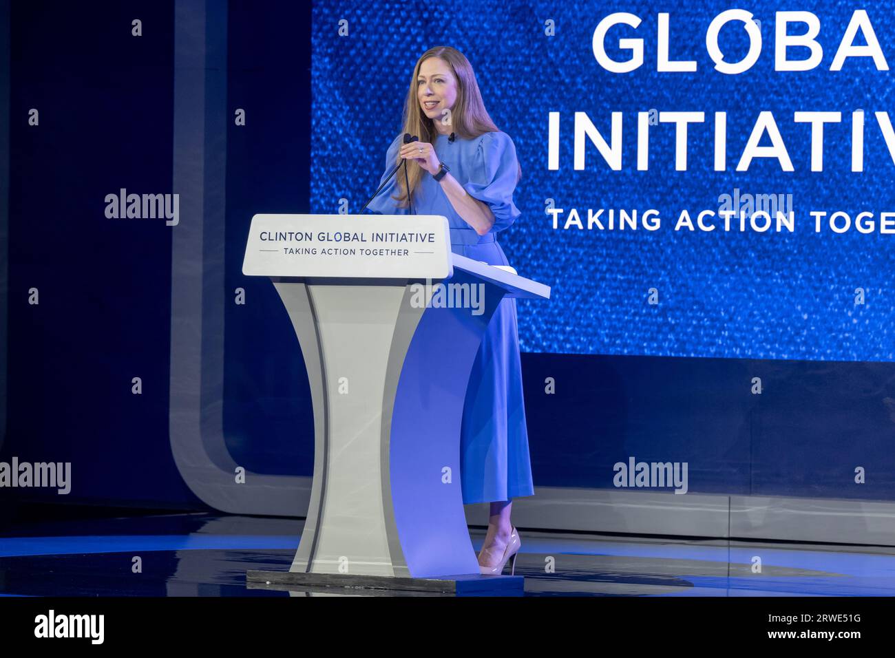 New York, États-Unis. 18 septembre 2023. Chelsea Clinton prend la parole lors de la réunion Clinton Global Initiative (CGI) au Hilton Midtown à New York. La réunion de CGI de 2023 portera sur les façons de contribuer à la lutte contre les changements climatiques, les problèmes de santé, la violence fondée sur le sexe, la guerre en Ukraine et d’autres enjeux. Cet événement de deux jours accueille des leaders de la politique, des affaires et de la philanthropie pour travailler sur des solutions potentielles aux problèmes mondiaux. Crédit : SOPA Images Limited/Alamy Live News Banque D'Images