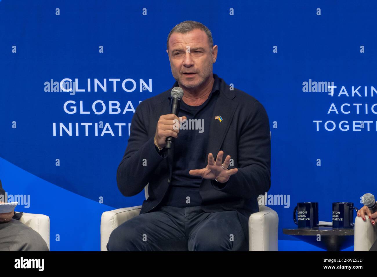 New York, États-Unis. 18 septembre 2023. Liev Schreiber prend la parole lors de la réunion Clinton Global Initiative (CGI) au Hilton Midtown à New York. La réunion de CGI de 2023 portera sur les façons de contribuer à la lutte contre les changements climatiques, les problèmes de santé, la violence fondée sur le sexe, la guerre en Ukraine et d’autres enjeux. Cet événement de deux jours accueille des leaders de la politique, des affaires et de la philanthropie pour travailler sur des solutions potentielles aux problèmes mondiaux. (Photo Ron Adar/SOPA Images/Sipa USA) crédit : SIPA USA/Alamy Live News Banque D'Images