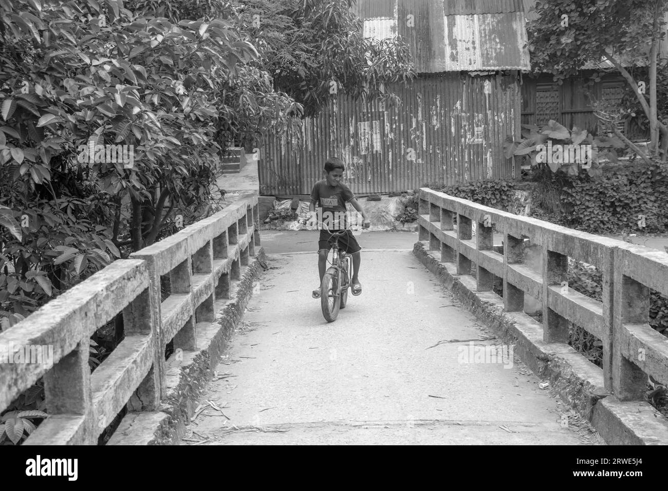 Une belle photo de rue de village de Ruhitpur, Bangladesh, le 5 septembre 2022 Banque D'Images