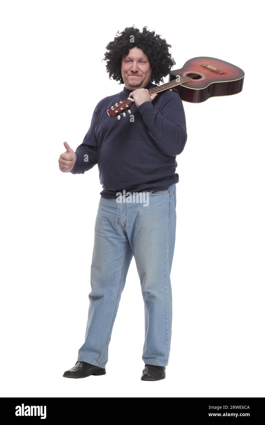 en pleine croissance. homme mûr aux cheveux bouclés avec une guitare. Banque D'Images