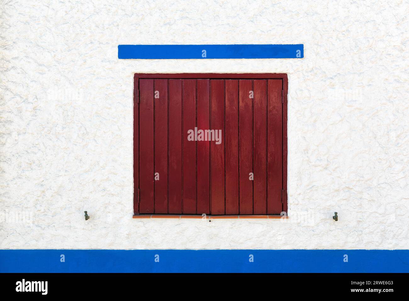 Volet fermé, détail de façade minimaliste, Porto Covo, Sines, Alentejo Litoral, Portugal Banque D'Images