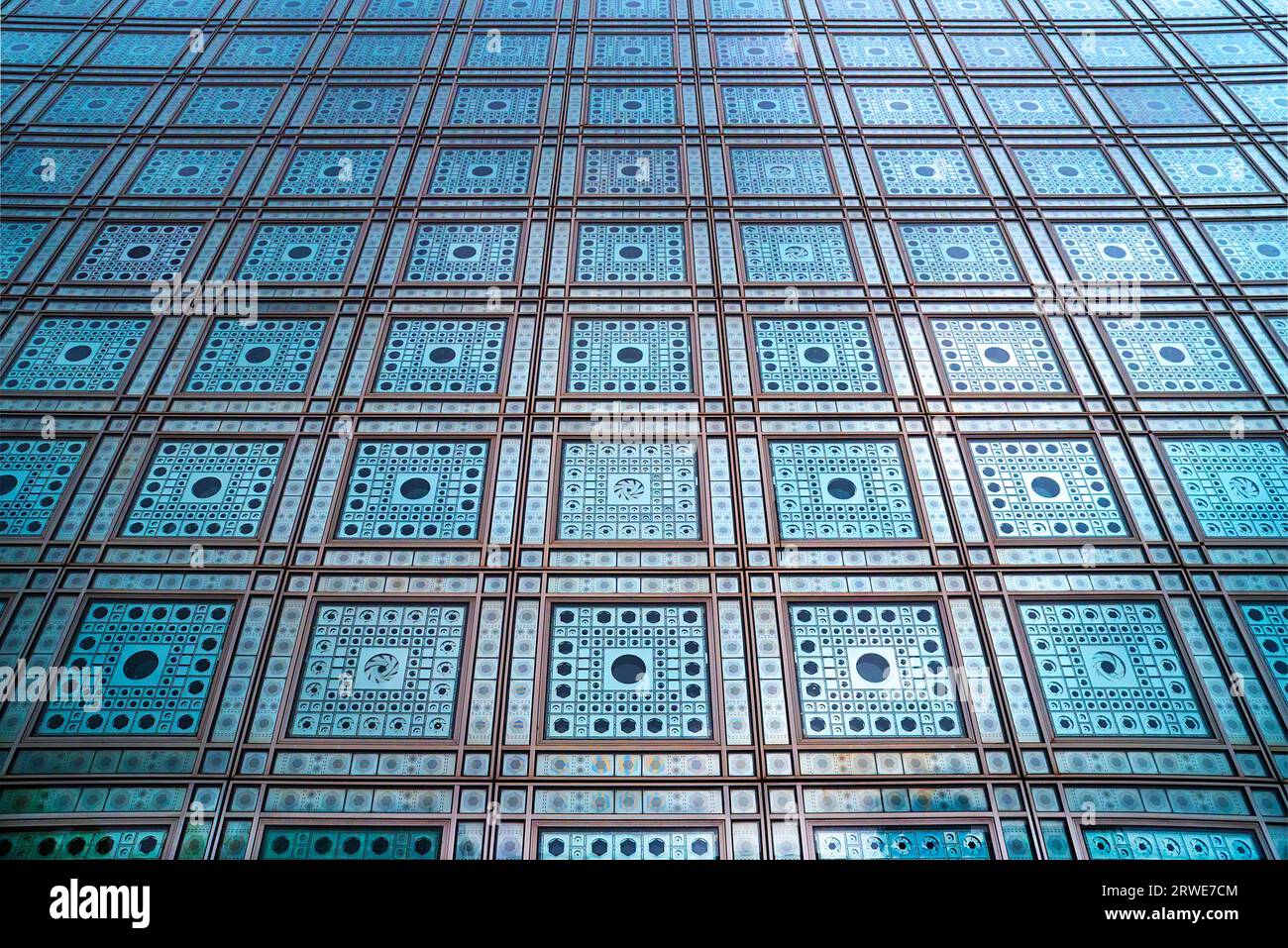 Façade décorative en verre de l'Institut du monde arabe, 1 rue des fosses, Paris, France Banque D'Images