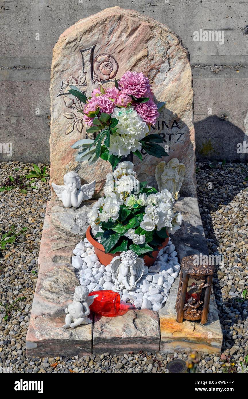 Tombe avec anges, décorations florales et lumière tombale, Sibratshofen, Allgaeu, Bavière, Allemagne Banque D'Images