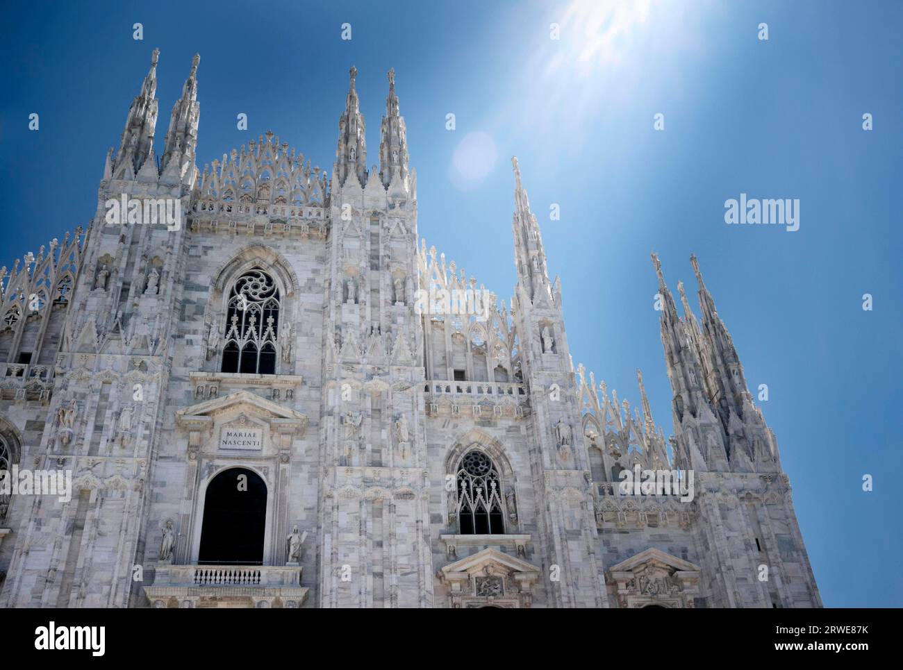 Cathédrale Duomo de Milan en plein soleil Banque D'Images