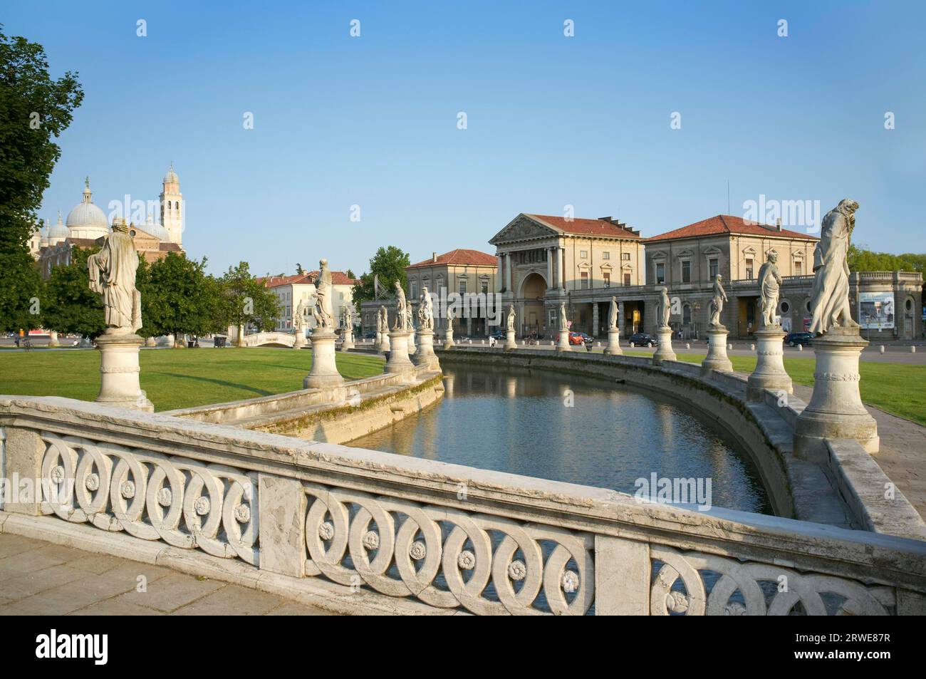 L'un des symboles les plus connus de la ville italienne de Padoue, Padoue est le Prato della Valle. Dans le centre est un grand jardin entouré d'un fossé, qui est Banque D'Images