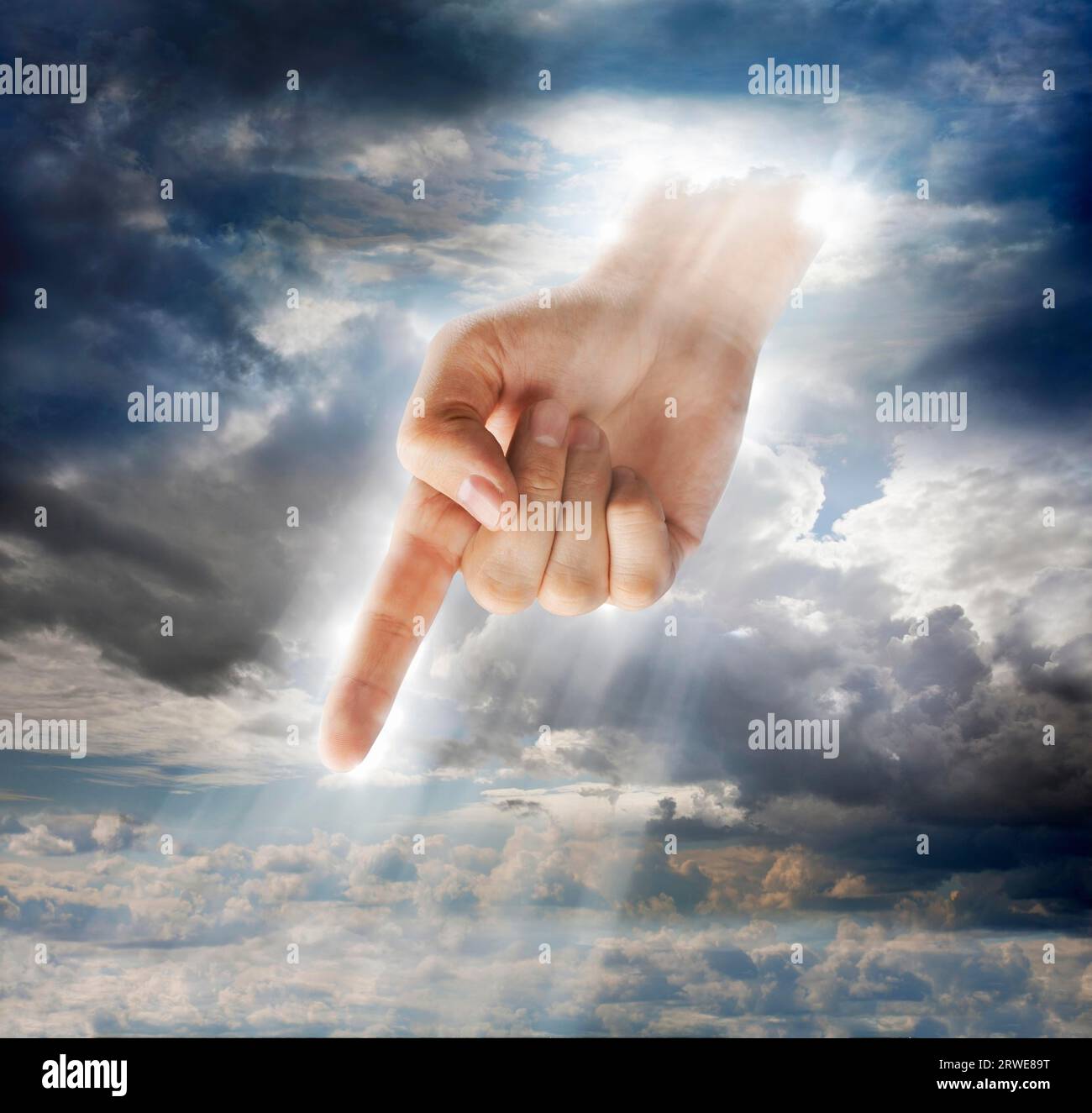 Main d'une créature semblable à un dieu pointant du doigt Banque D'Images