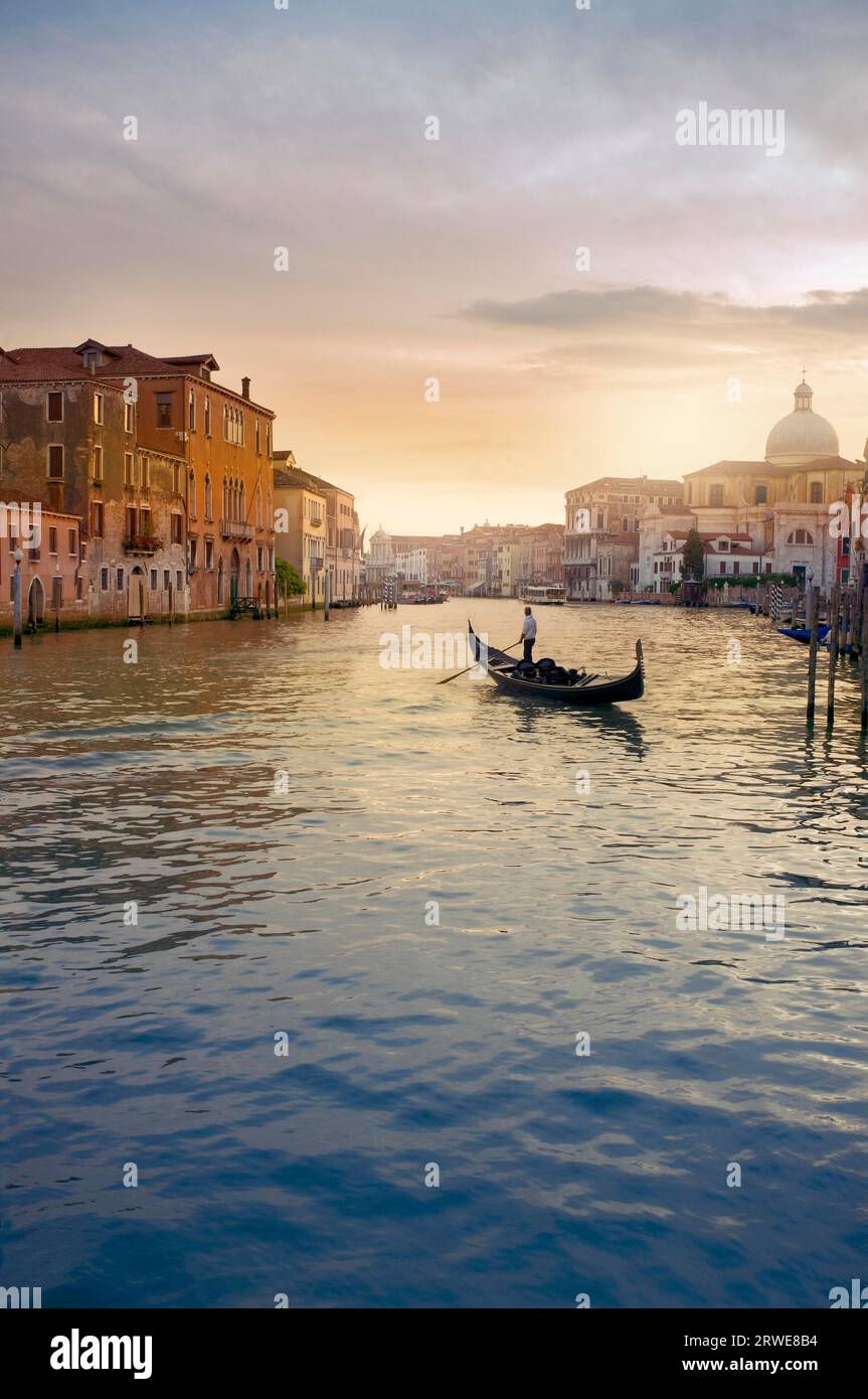 Gondole dans la lumière du soir à Venise, Italie Banque D'Images