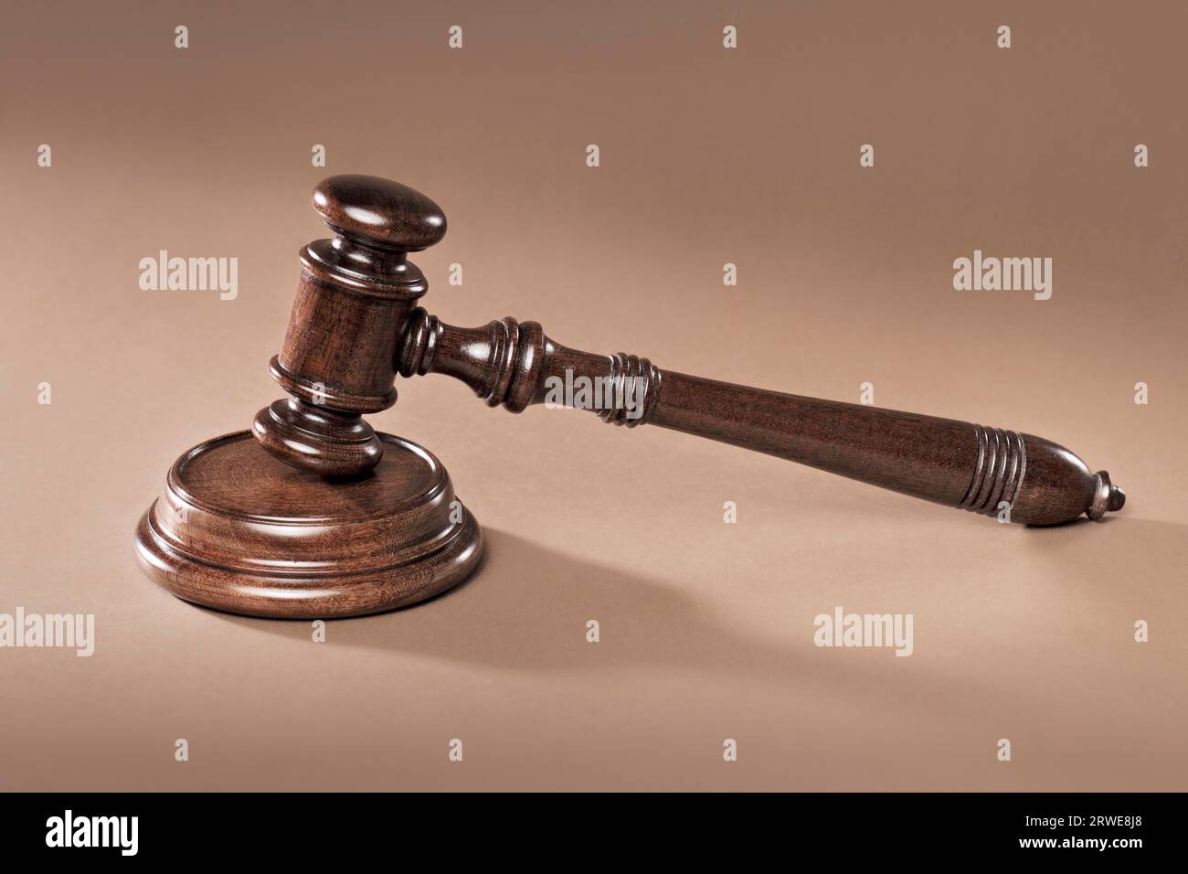 Un marteau en bois acajou avec bloc sonore Banque D'Images