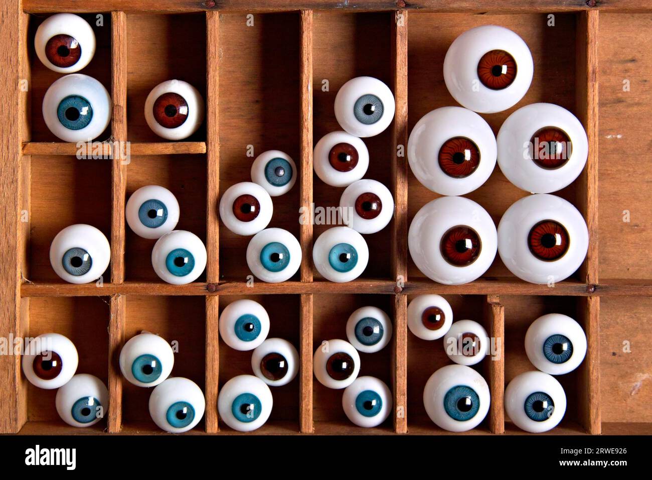 Différents yeux de verre dans une boîte aux lettres Banque D'Images