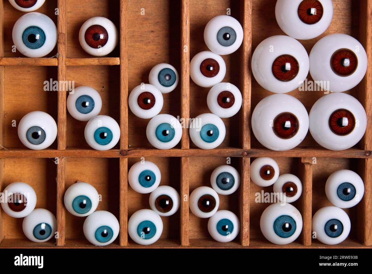 Différents yeux de verre dans une boîte aux lettres Banque D'Images