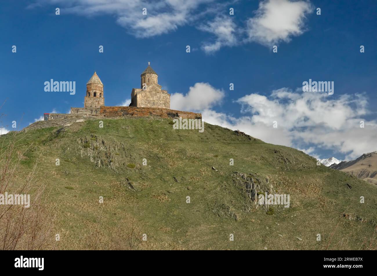 Vue panoramique d'une ancienne église géorgienne debout sur une colline en Géorgie Banque D'Images