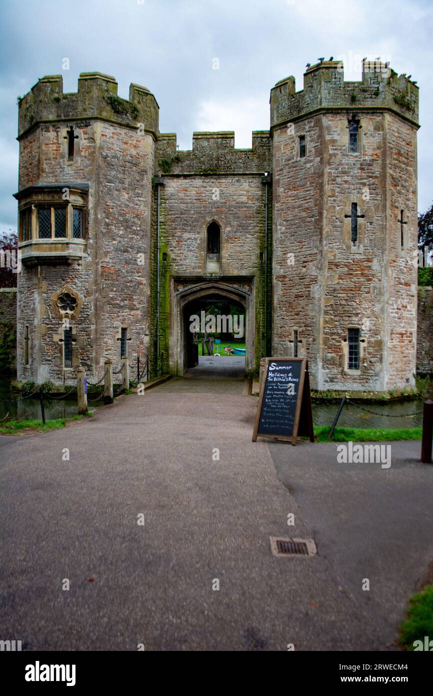 WELLS, SOMERSET, ROYAUME-UNI - août 2023 : l'entrée du Palais Bishop, Wells, Somerset, Angleterre. l'entrée est conçue comme une porte médiévale Banque D'Images