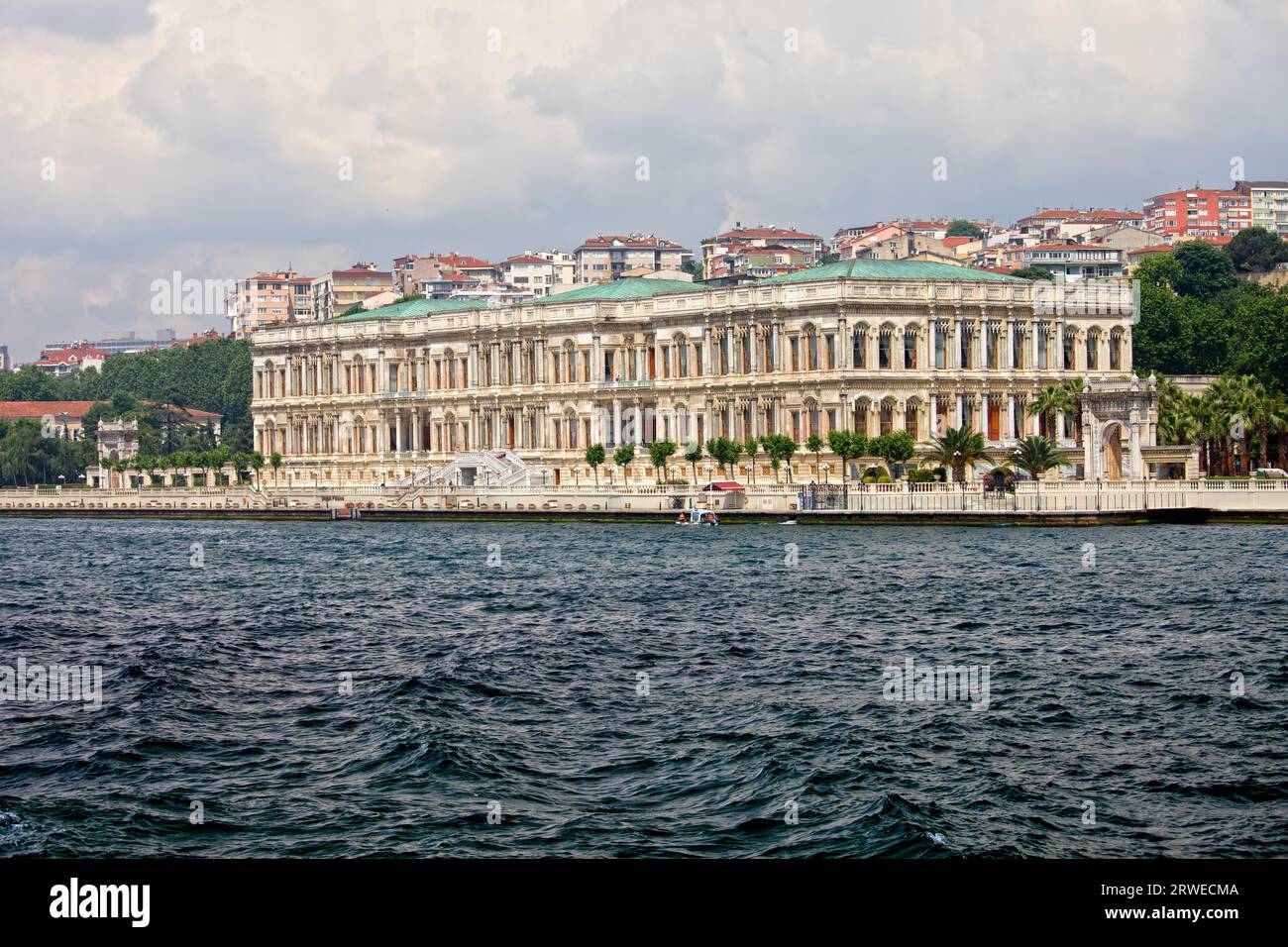 Architecture historique du palais Ciragan, vue depuis le détroit du Bosphore à Istanbul, Turquie Banque D'Images