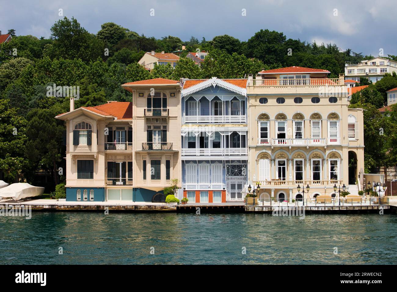 Maisons résidentiel pittoresque sur le détroit du Bosphore en Turquie Banque D'Images